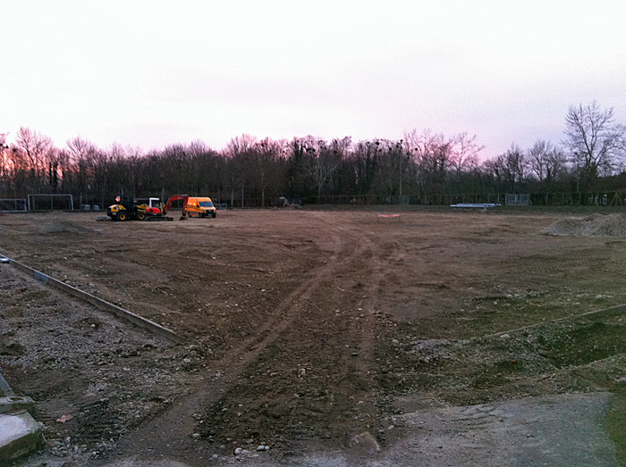 Noch Baustelle, bald ein Kunstrasenspielfeld. Das Stadion II am 19. Februar 2013.