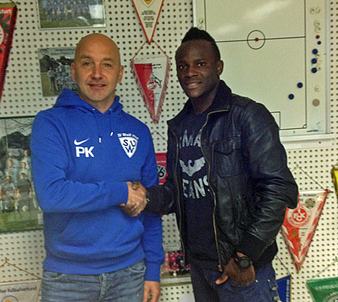 Fayira Keita (links) und der sportliche Leiter Perseus Knab freuen sich auf die gemeinsame Zusammenarbeit