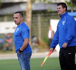 Coach Franco Viteritti und Betreuer Steffen Köhler an der Seitenlinie (Foto: Meinrad Schön)