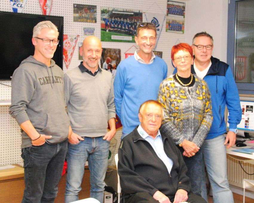 Der geschäftsführende Vorstand des SV Weil (von links): Rolf Ritsche, Perseus Knab, Präsident Dieter Reinbold (sitzend), Vorsitzender Gerhard Schmidt, sowie Kassiererin Elisabeth Kellringer und Bernd Grether Foto: SEDLAK
